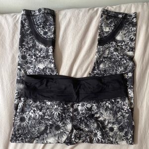super cute grey flower pattern lululemon leggings!